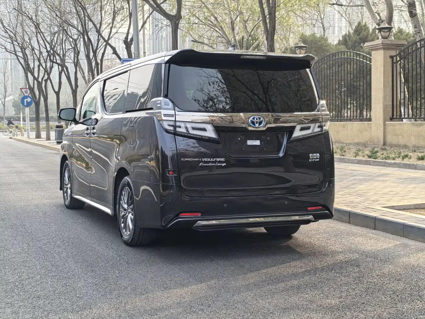 Toyota Vellfire 2021 Crown Hybrid 2.5L HV Supreme Edition фото 4