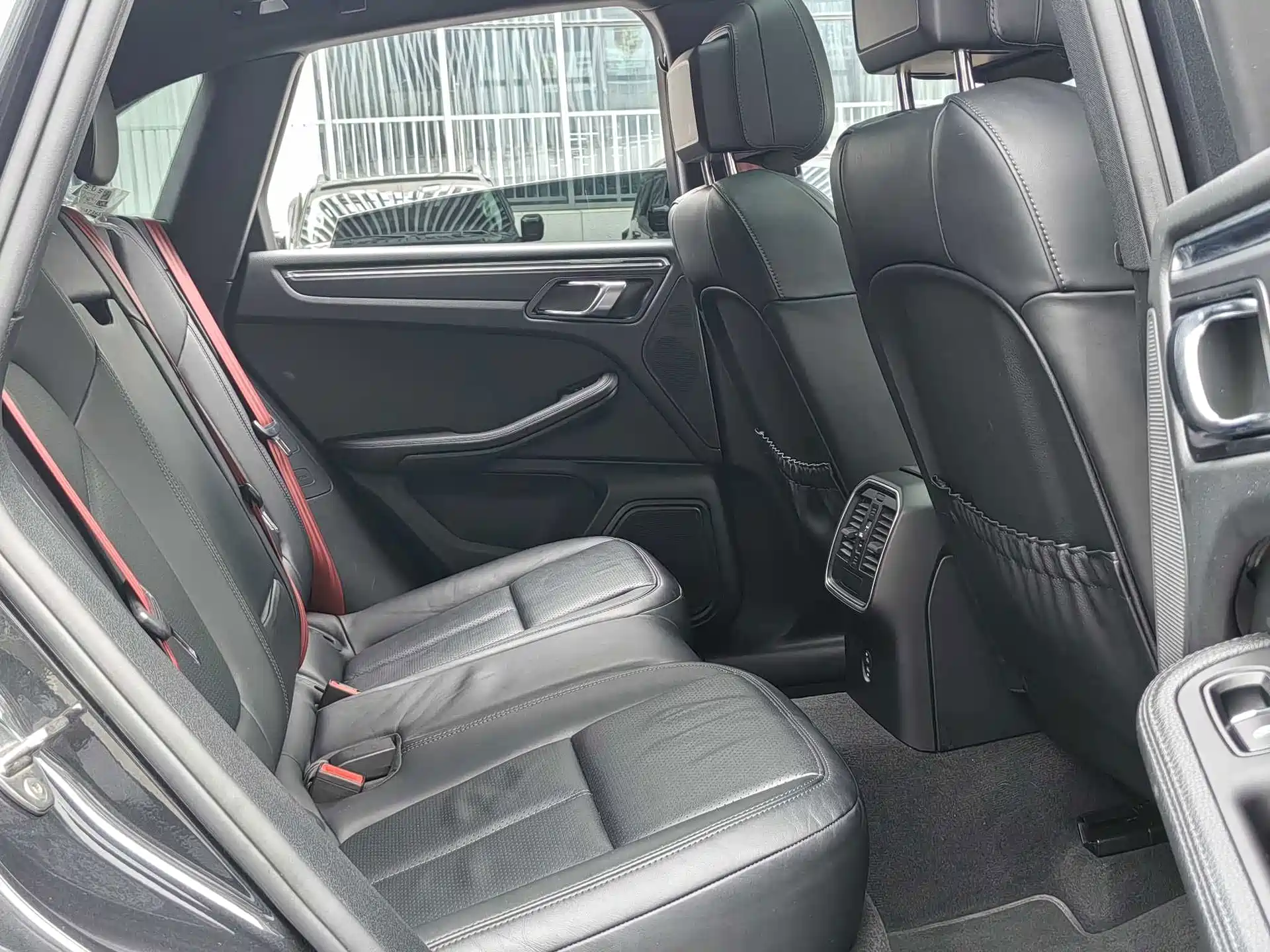 Photo 17 - Porsche Macan
