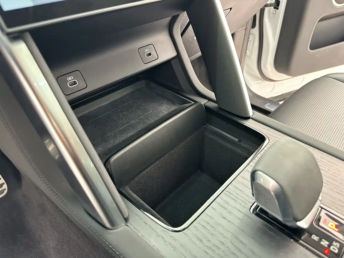 Land Rover Discovery Sport 2024 Luxury Custom Edition фото 32