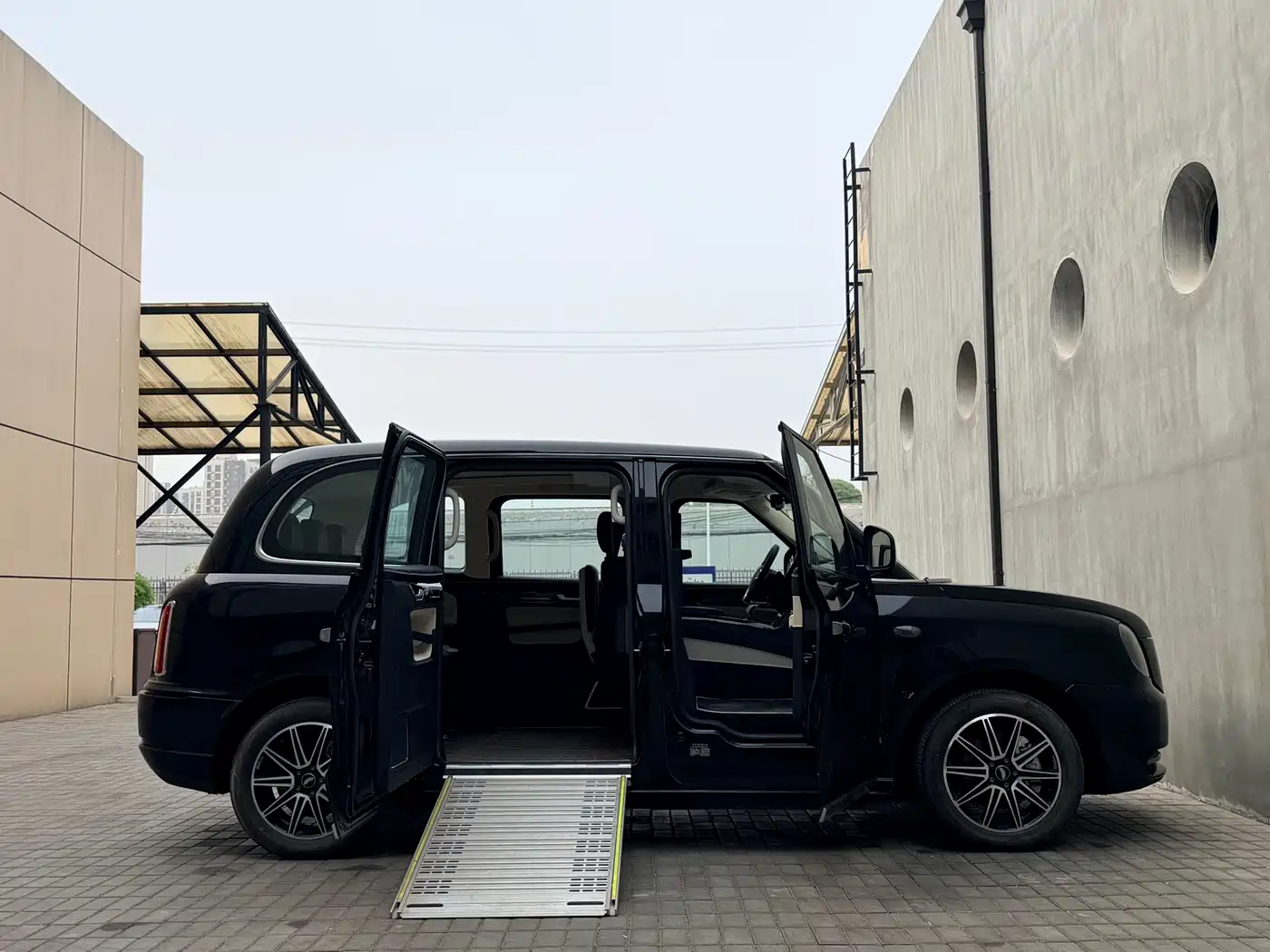 LEVC TX 2022 TX5 Extended Range Space Comfort Edition фото 35