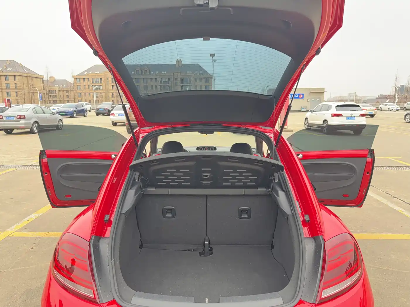 Volkswagen Beetle 2018 180TSI Obsidian Series Special Edition фото 13