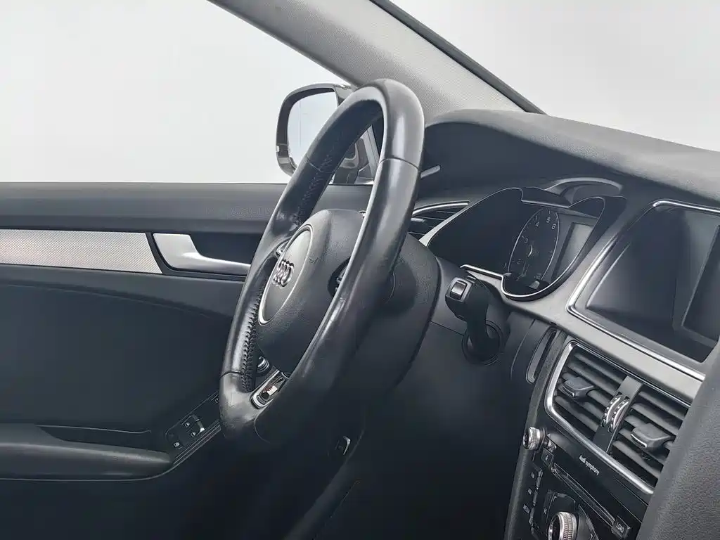 Фото 22 - Audi A4L