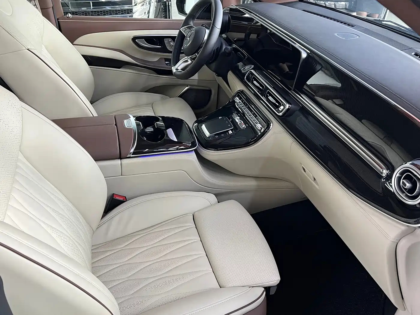Mercedes-Benz V-Class 2024 V 300 L Long Wheelbase Luxury Edition фото 7