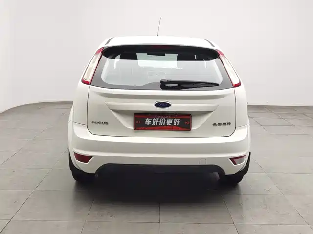 Ford Focus 2013 Hatchback Classic 1.8L Manual Base — фото 4