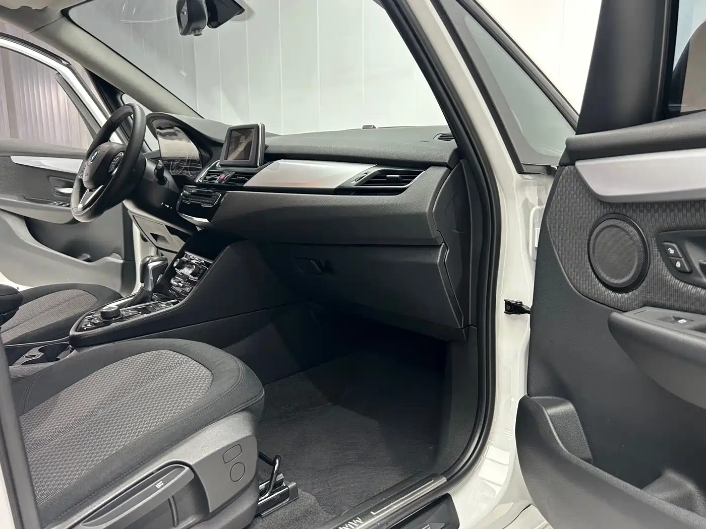 BMW 2 Series Touring 2016 218i Leading фото 17