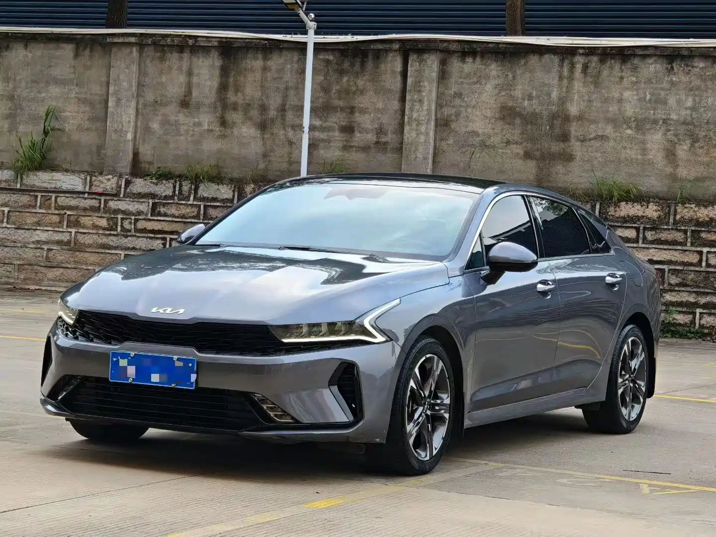 Photo 1 - Kia K5