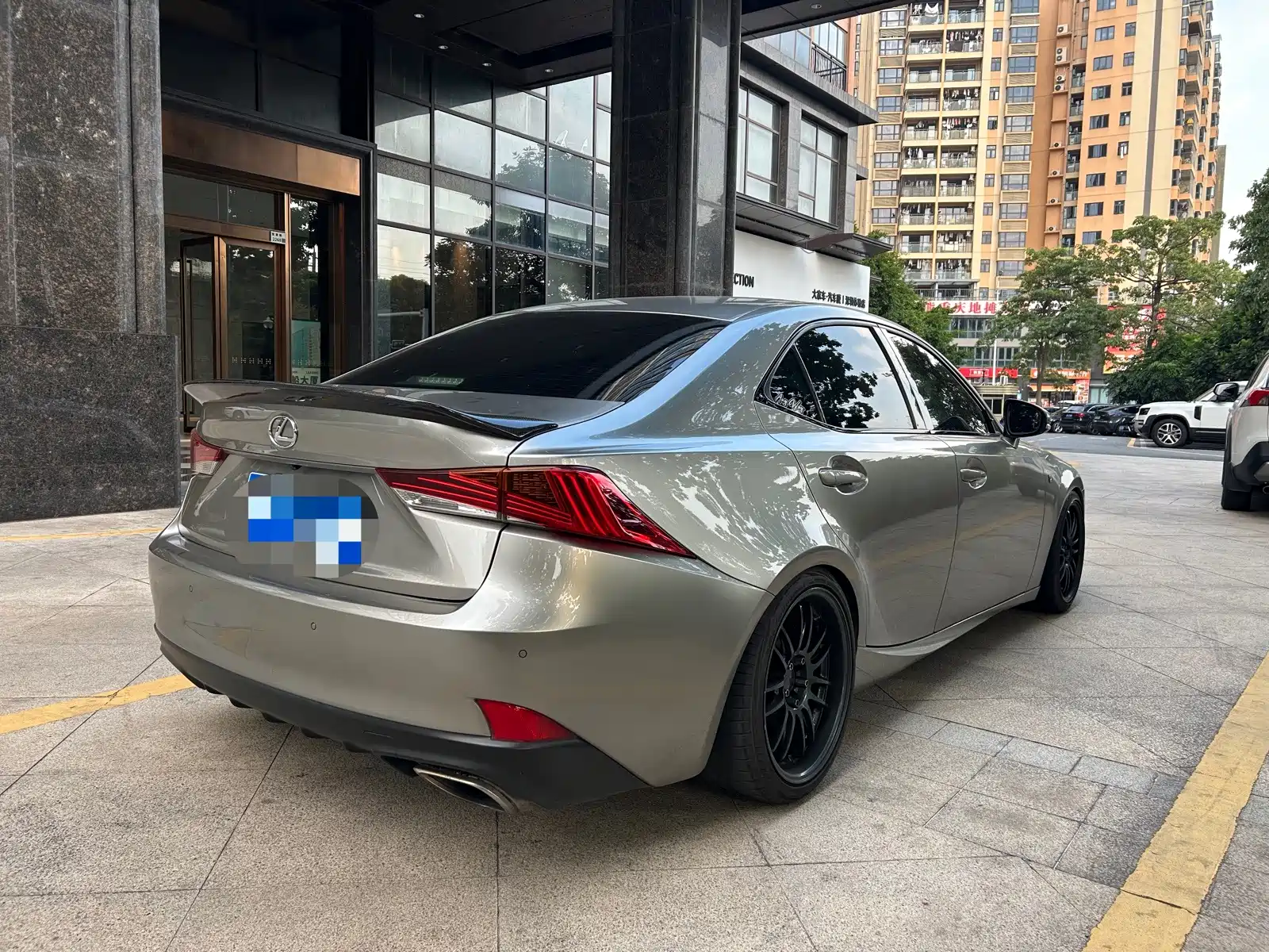 Photo 8 - Lexus IS