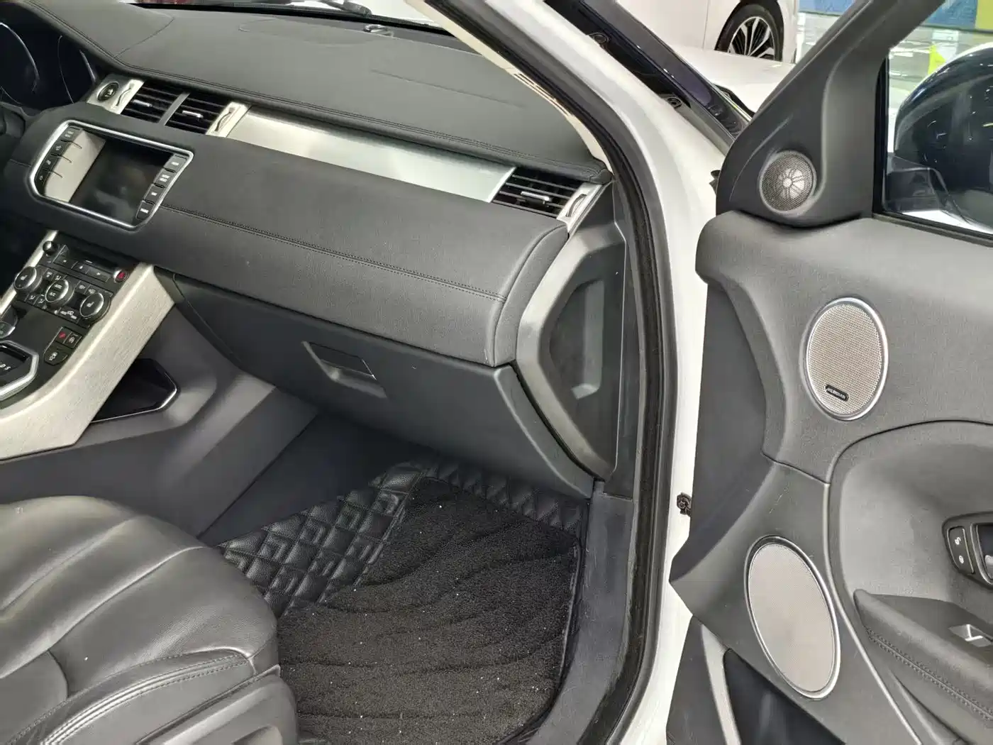Land Rover Range Rover Evoque (Import) 2014 2.0T 5-door Brilliance фото 12