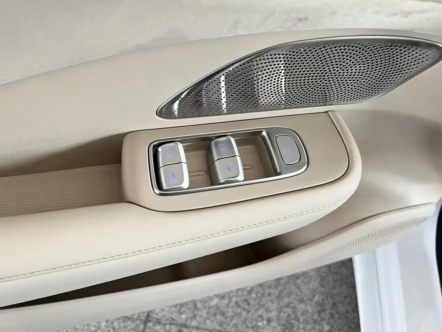 Photo 13 - Shangjie SUV