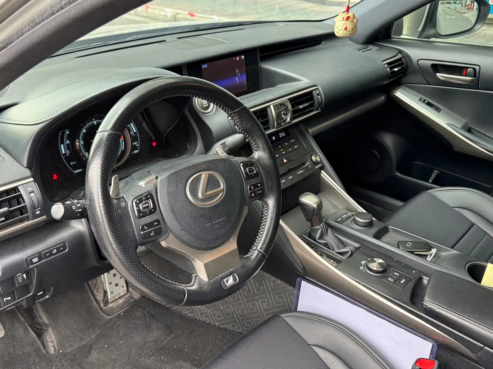 Фото 8 - Lexus IS