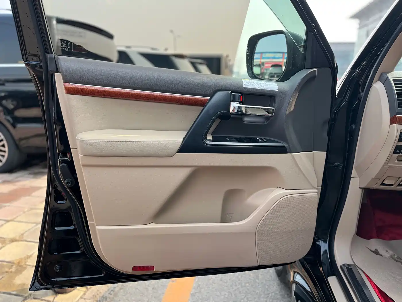 Toyota Land Cruiser (Import) 2015 4.0L V6 Middle East Limited Edition фото 8