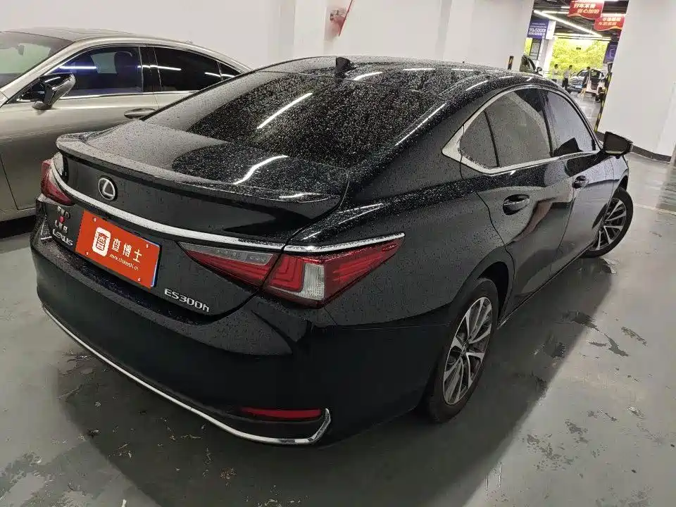 Фото 9 - Lexus ES