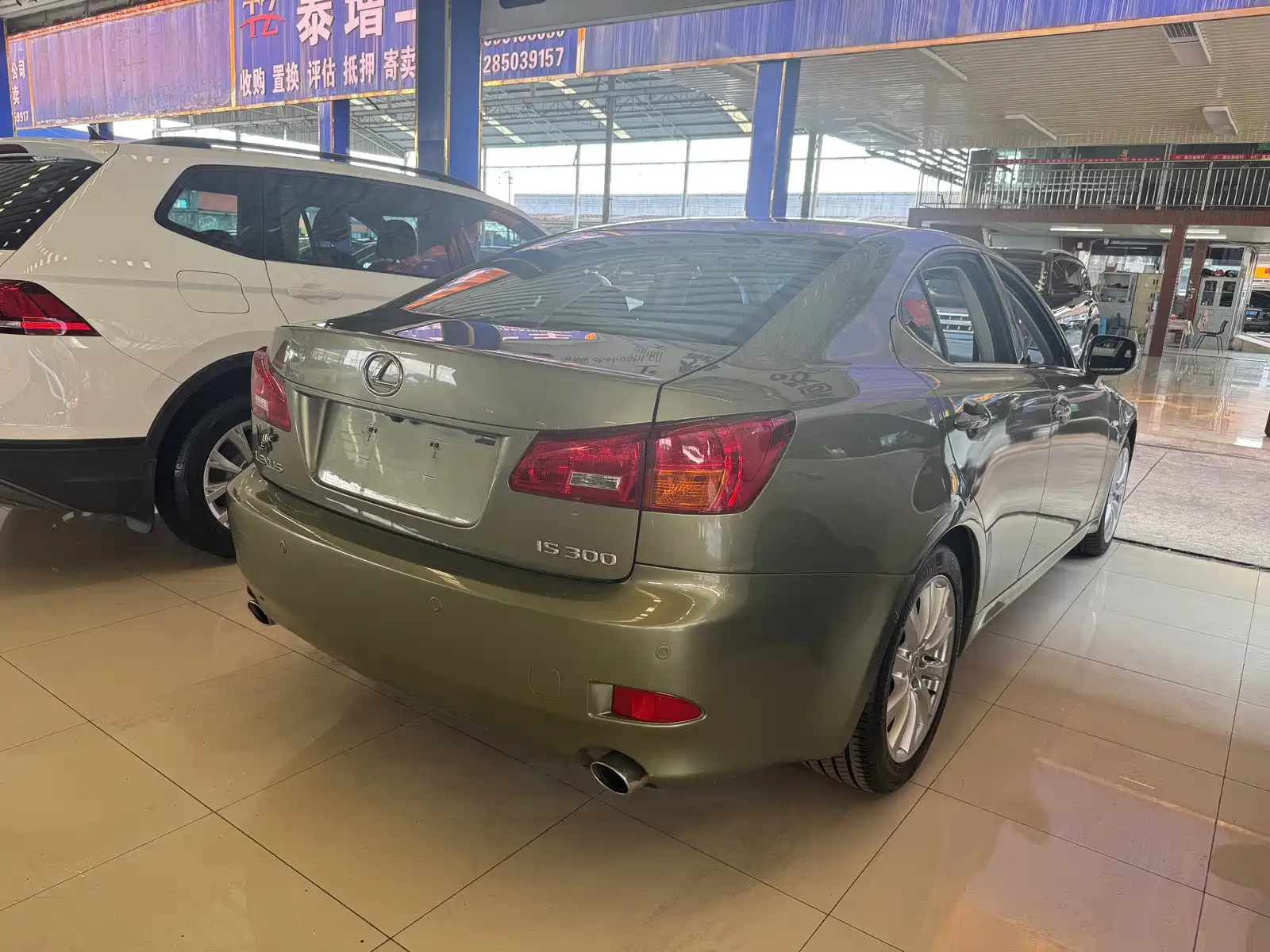 Photo 8 - Lexus IS