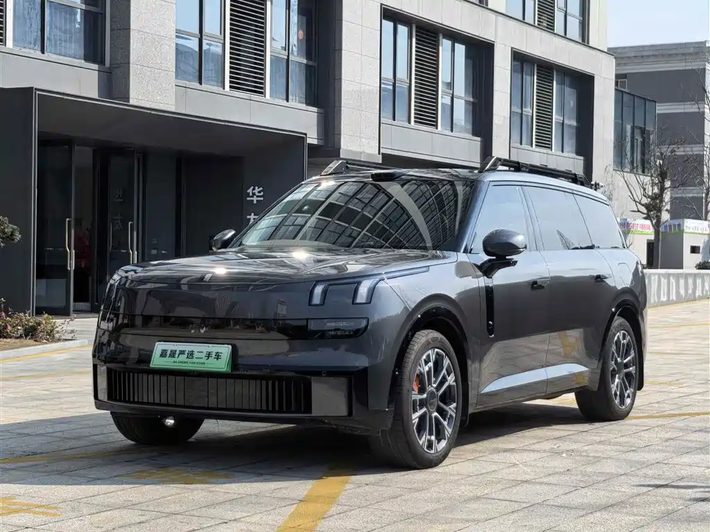 LYNK & CO 900