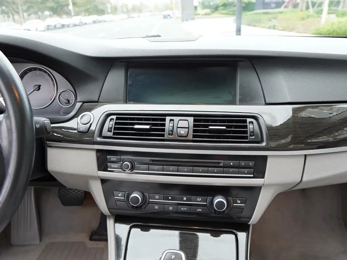 BMW 5 Series 2012 535Li Leadership фото 9