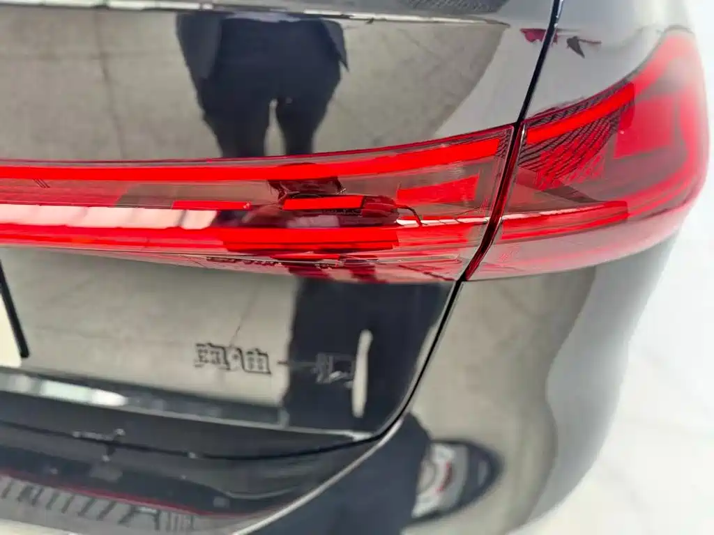 Photo 8 - Audi A6L e-tron
