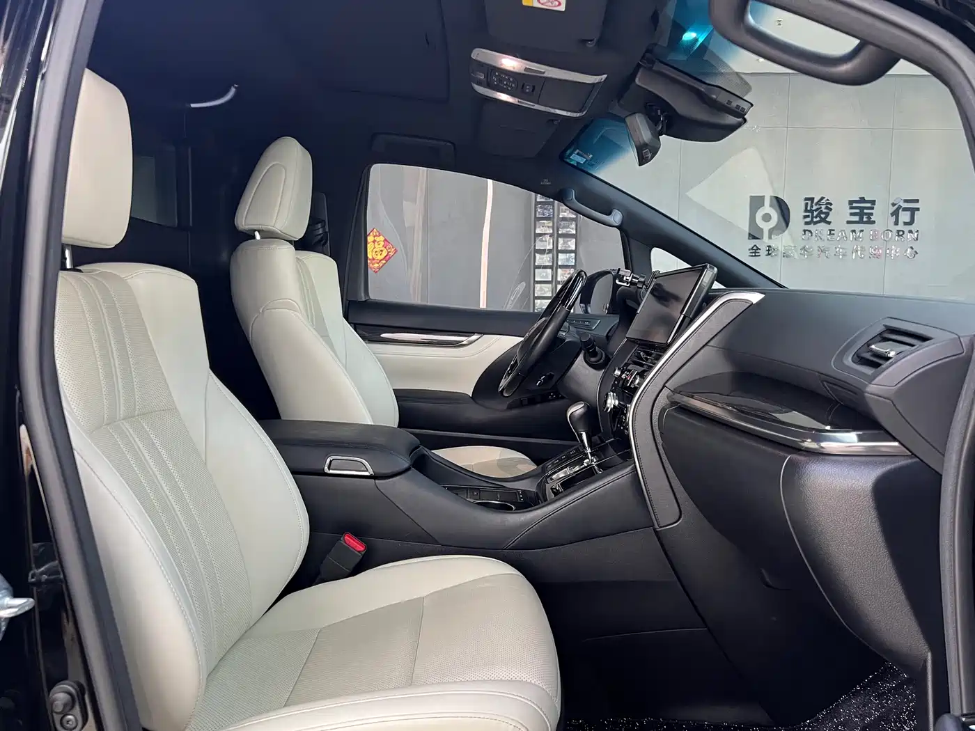 Lexus LM 2020 300h 4-Seat Imperial Edition фото 11