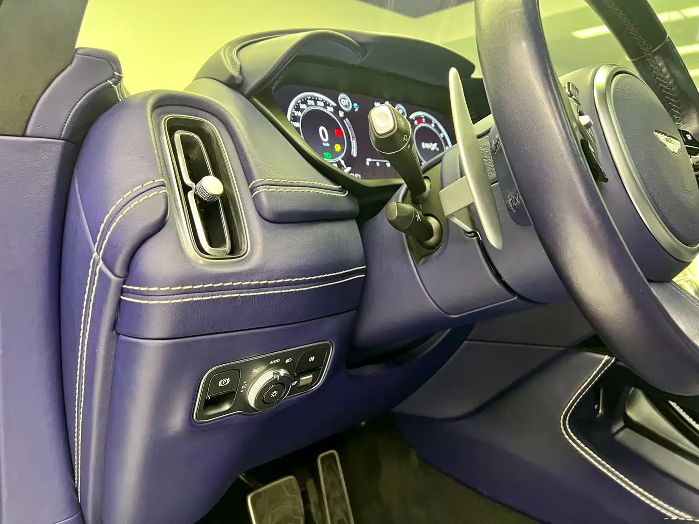 Aston Martin DBX 2021 4.0T V8 Flawless Flame фото 16