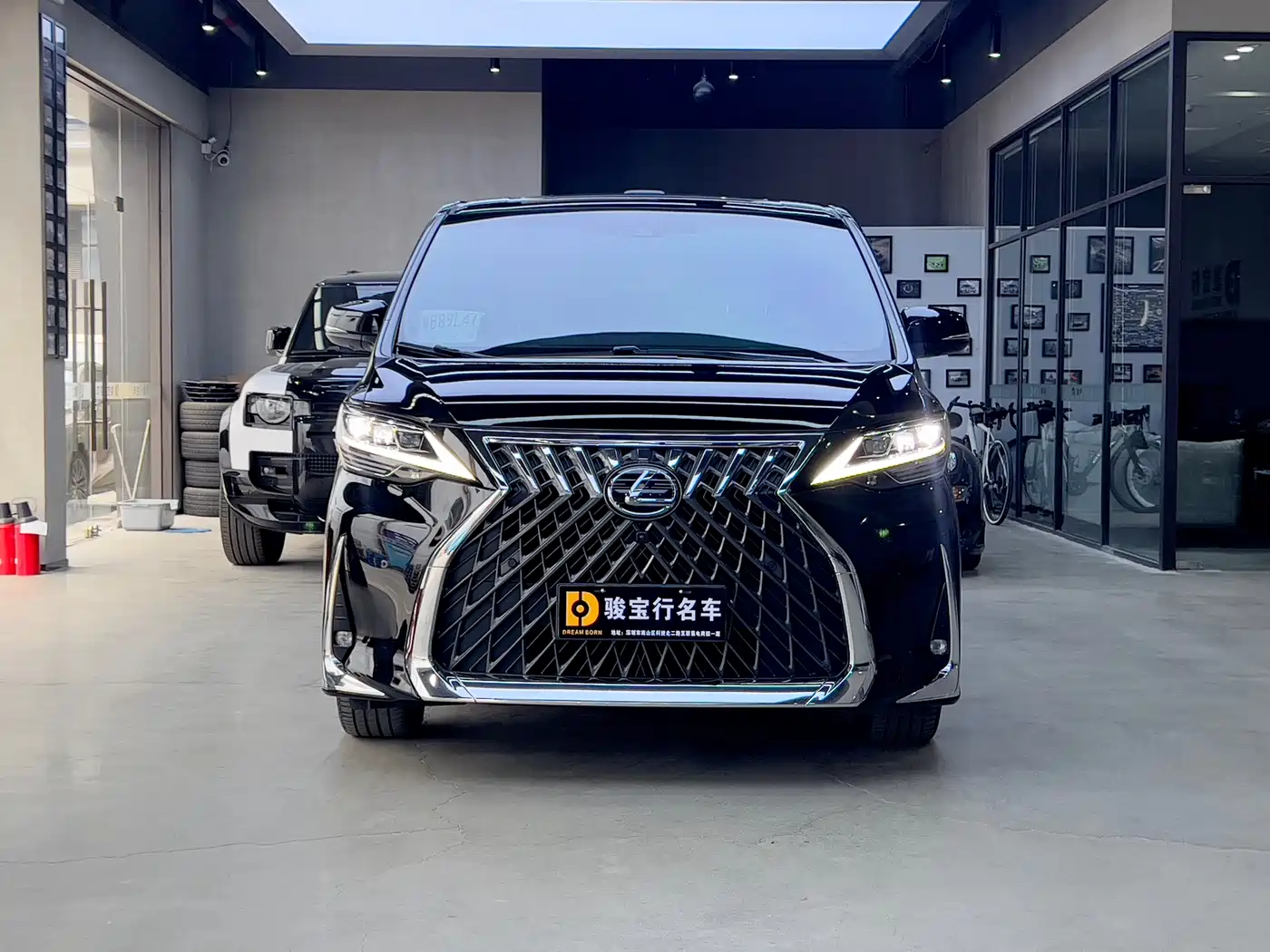 Lexus LM 2020 300h 4-Seat Imperial Edition фото 2