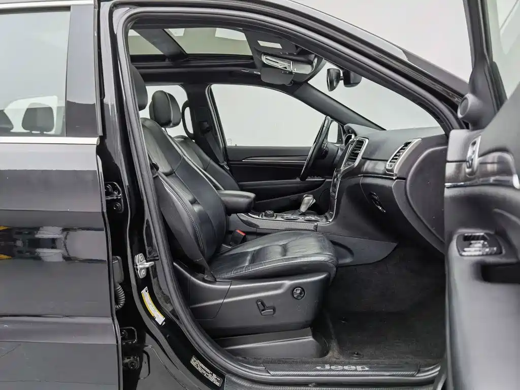 Фото 23 - Jeep Grand Cherokee (Import)