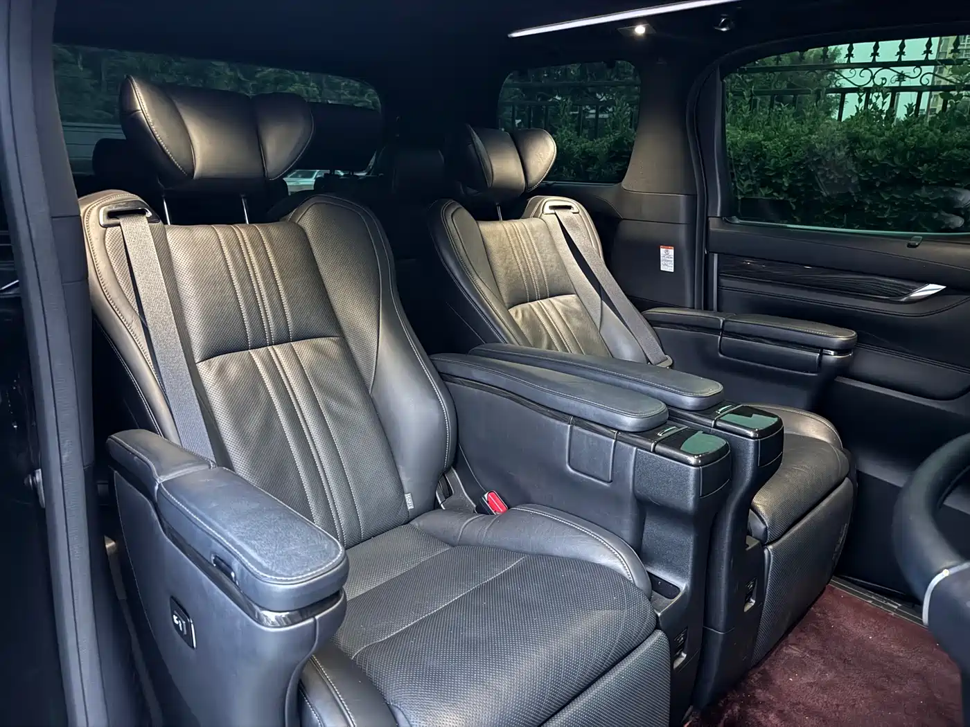 Lexus LM 2020 300h Seven-Seater Elegance Edition фото 7