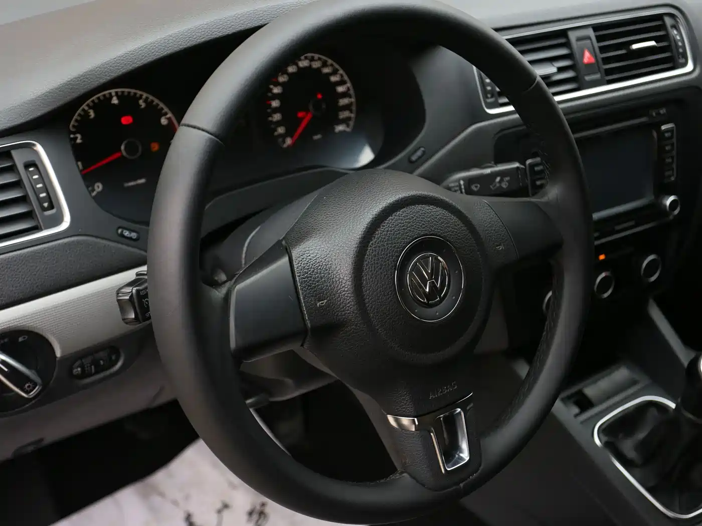 Volkswagen Sagitar 2015 1.6L Manual Comfort фото 10