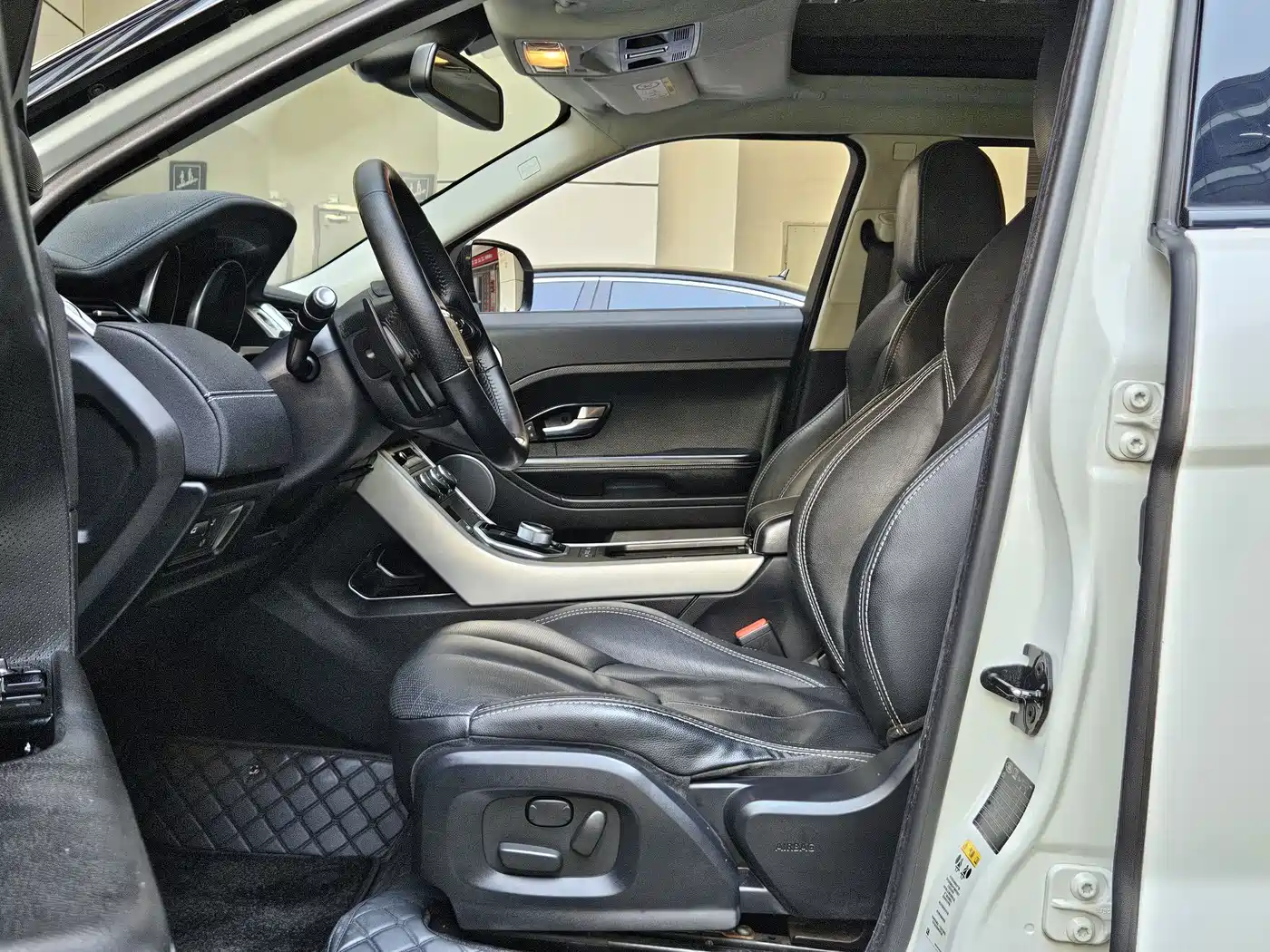 Land Rover Range Rover Evoque (Import) 2014 2.0T 5-door Christmas Limited Edition фото 6