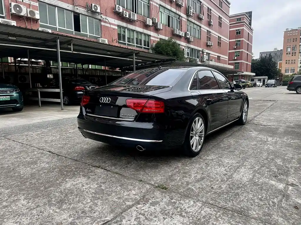 Фото 4 - Audi A8