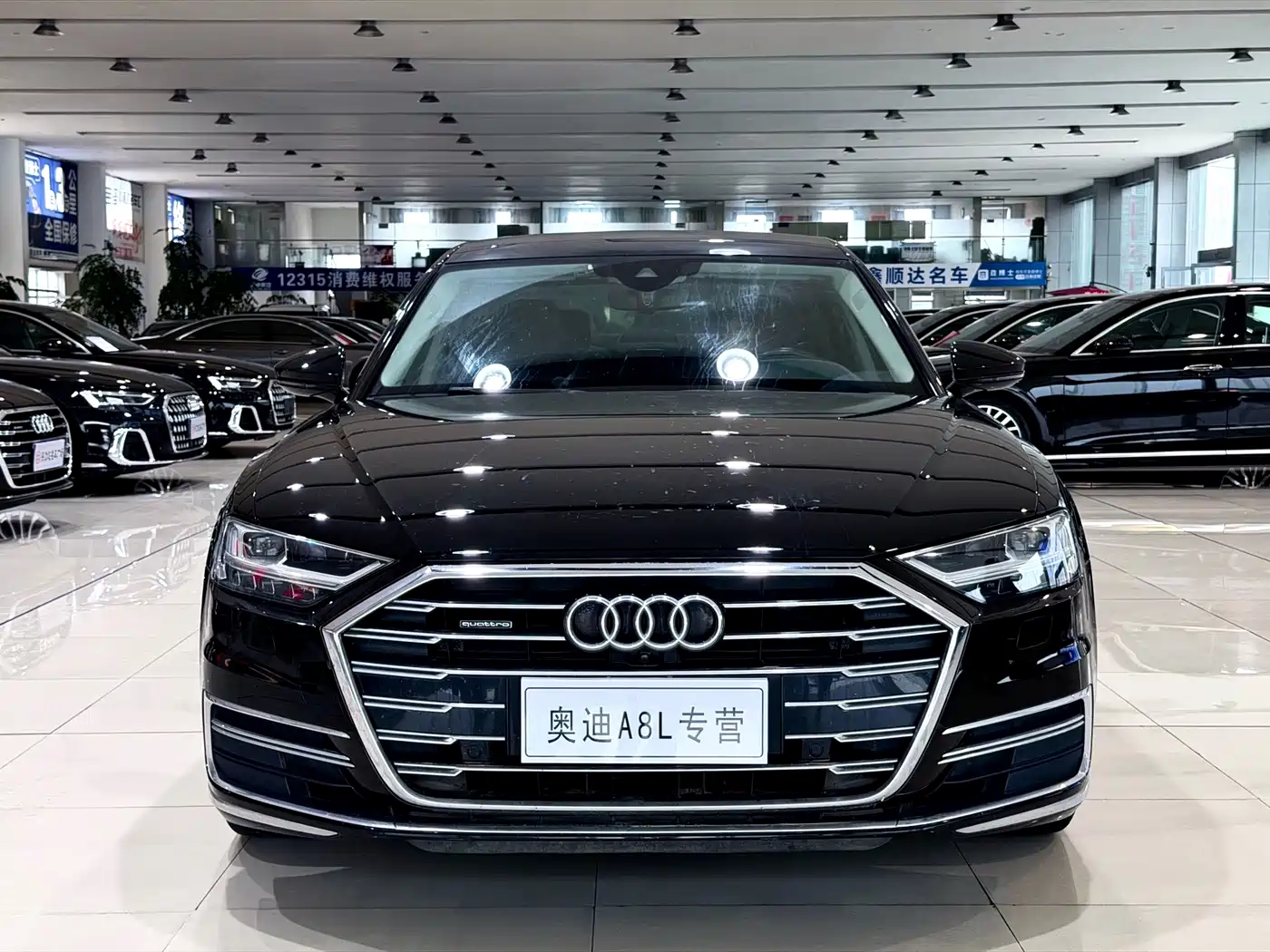 Фото 2 - Audi A8