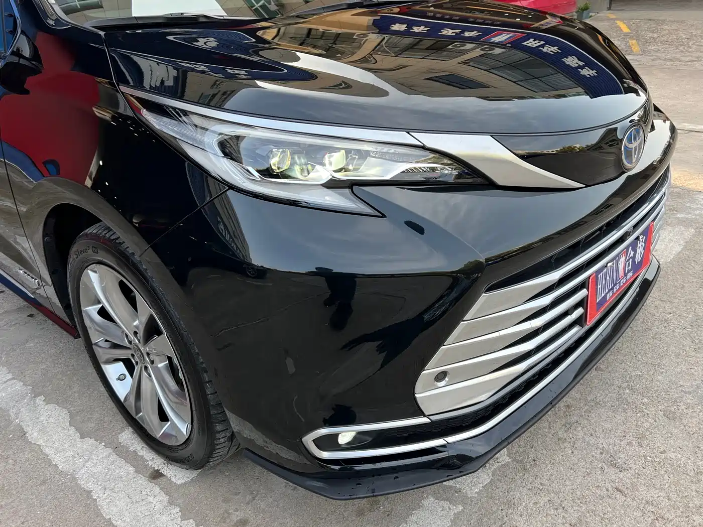 Toyota Sienna 2023 2.5L Hybrid Platinum Edition фото 30