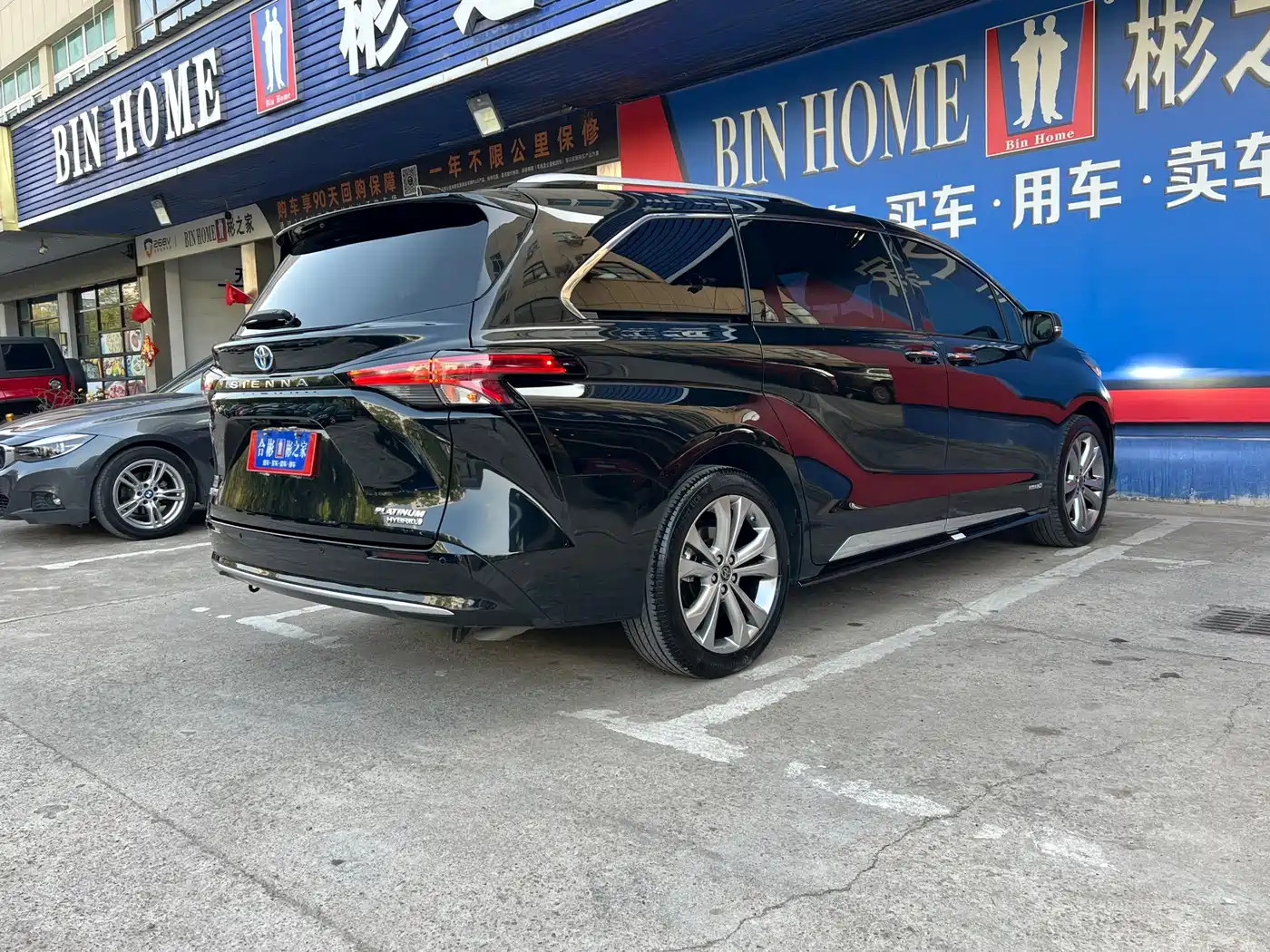 Toyota Sienna 2023 2.5L Hybrid Platinum Edition фото 16