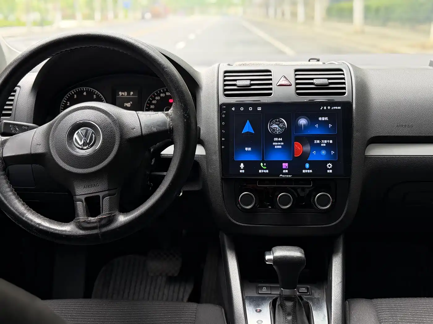 Volkswagen Sagitar 2011 1.6L Automatic Fashion фото 12