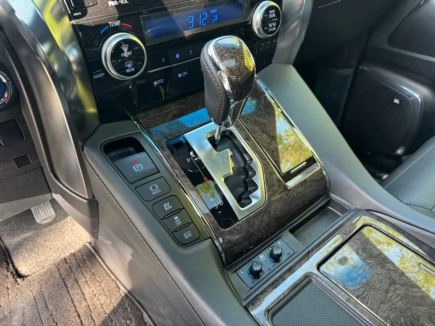Toyota Alphard 2019 Hybrid 2.5L Premium Edition фото 10
