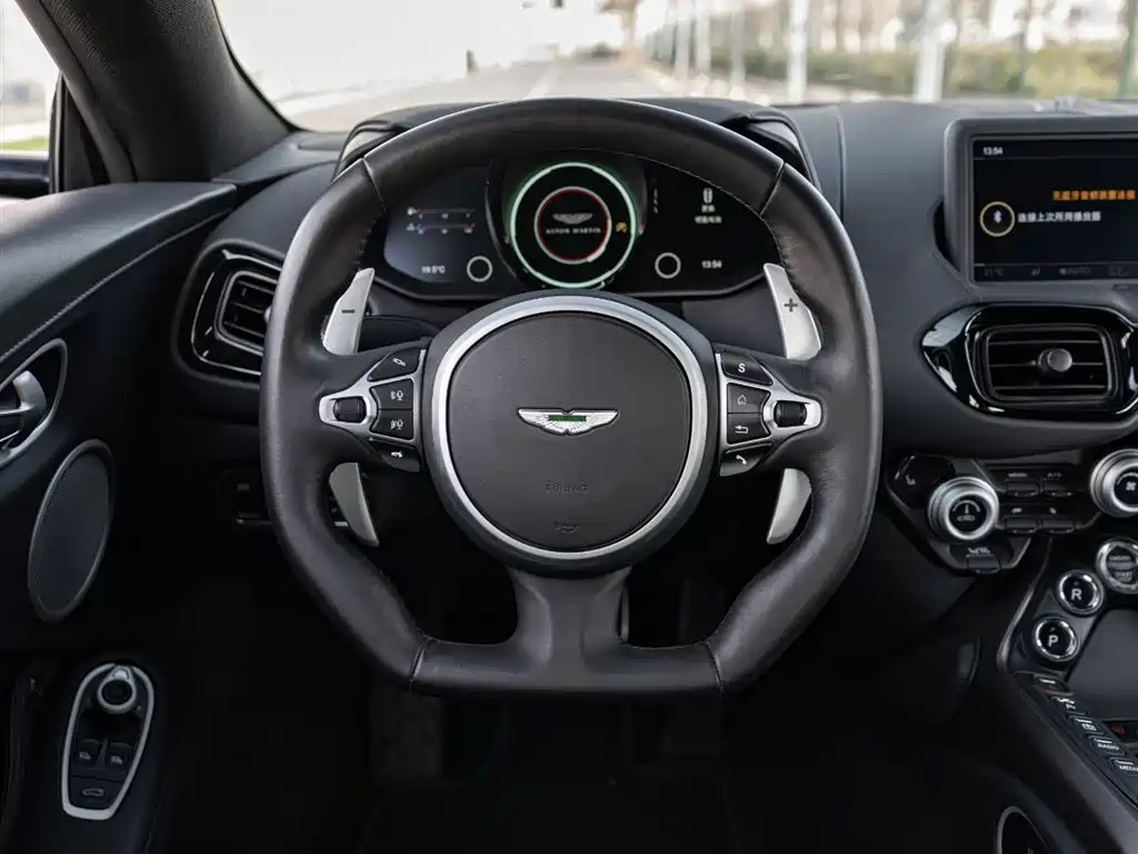 ASTON MARTIN V8 VANTAGE