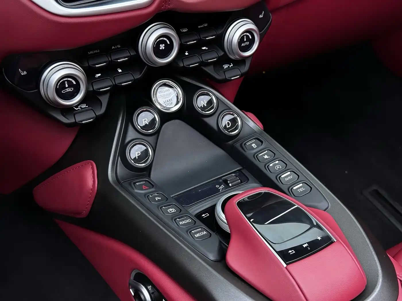 Aston Martin V8 Vantage 2022 4.0T V8 Roadster фото 22