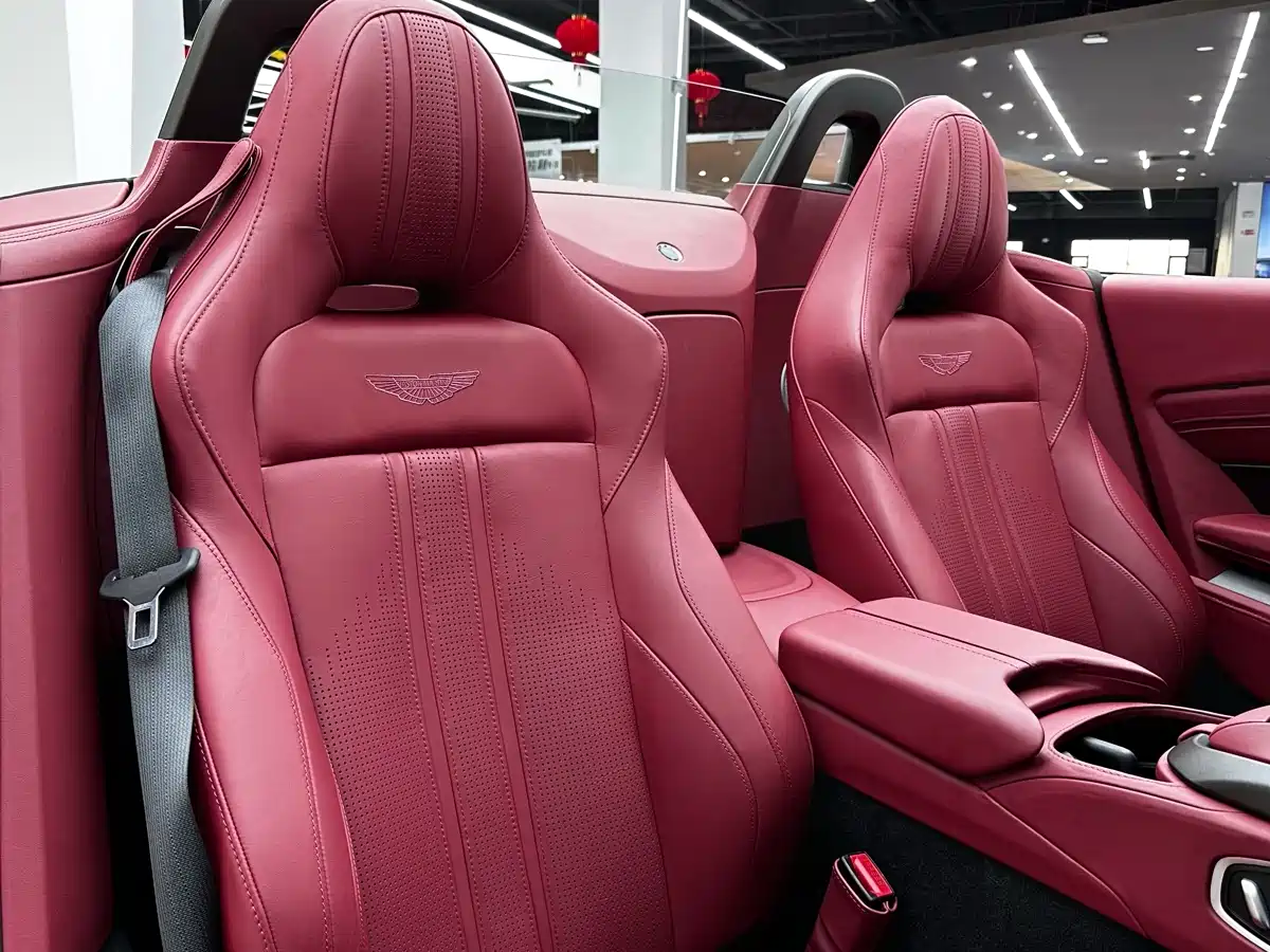 ASTON MARTIN V8 VANTAGE