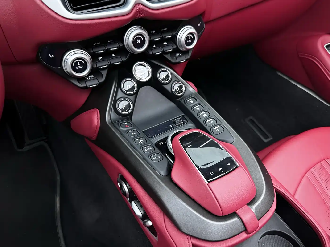 Aston Martin V8 Vantage 2022 4.0T V8 Roadster фото 23