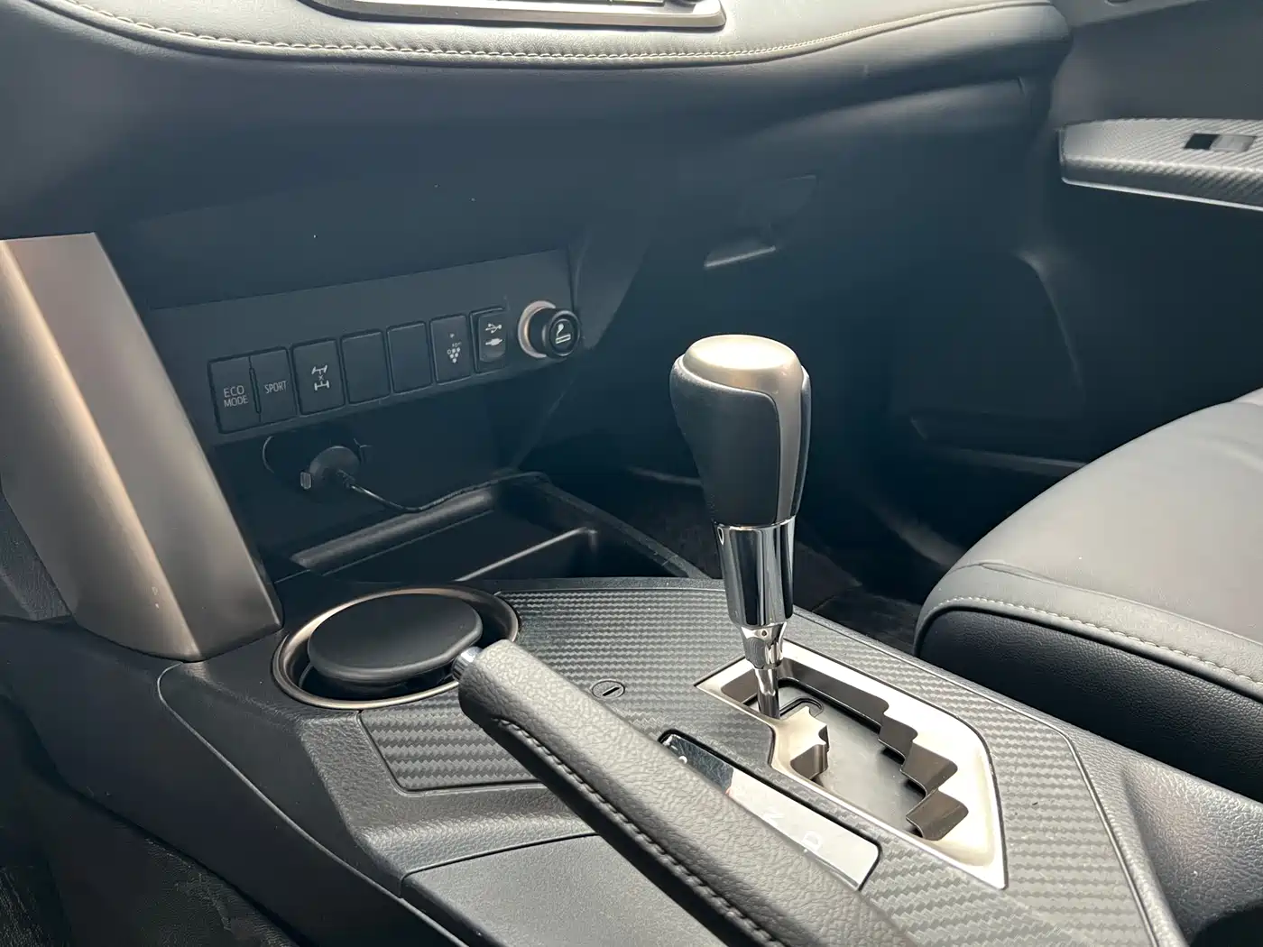 Toyota RAV4 Rongfang 2015 2.0L CVT 4WD Pioneer Edition фото 17