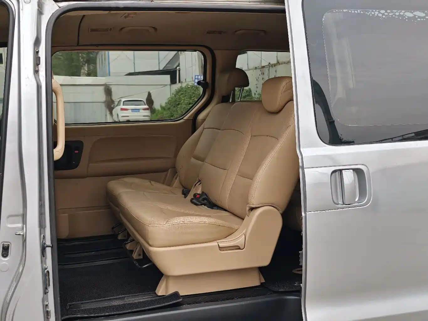 Hyundai H-1 Grand Starex 2011 2.4L Luxury Edition фото 5