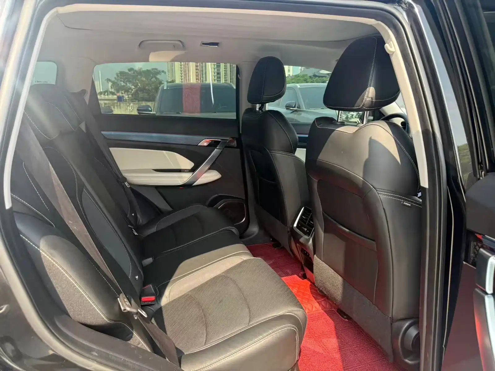 Photo 7 - Geely Atlas
