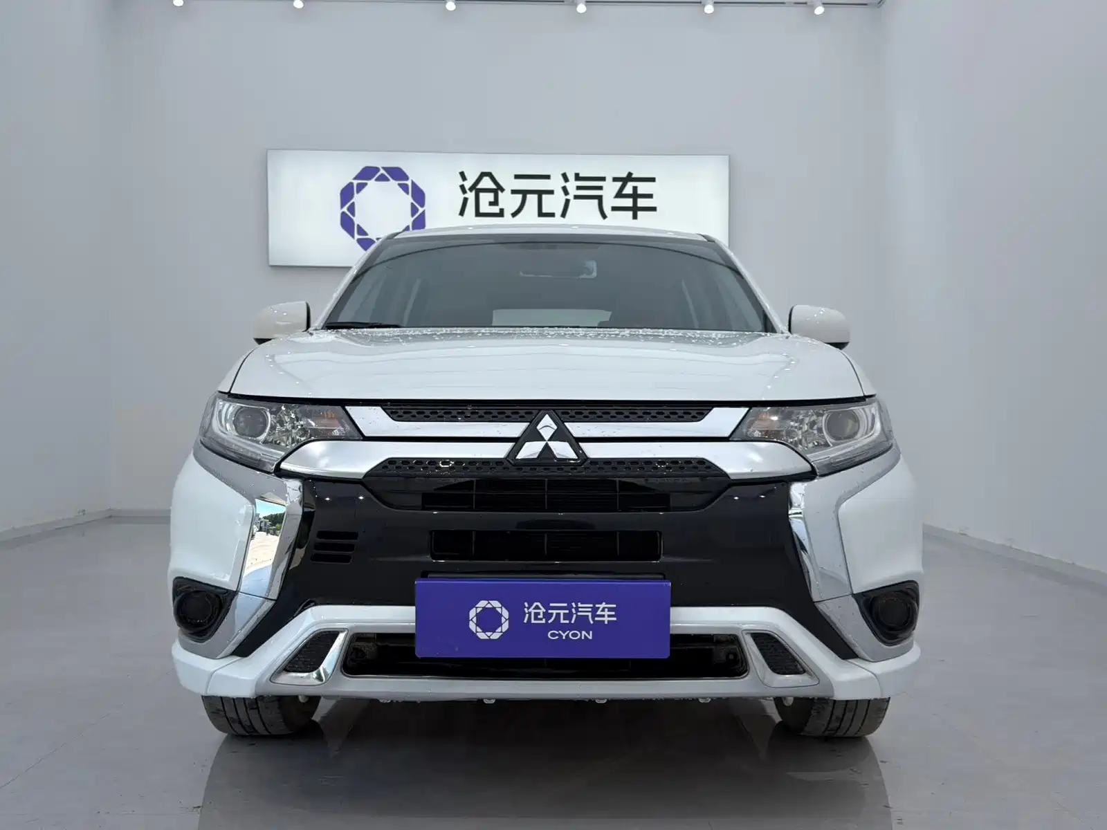 Photo 2 - Mitsubishi Outlander