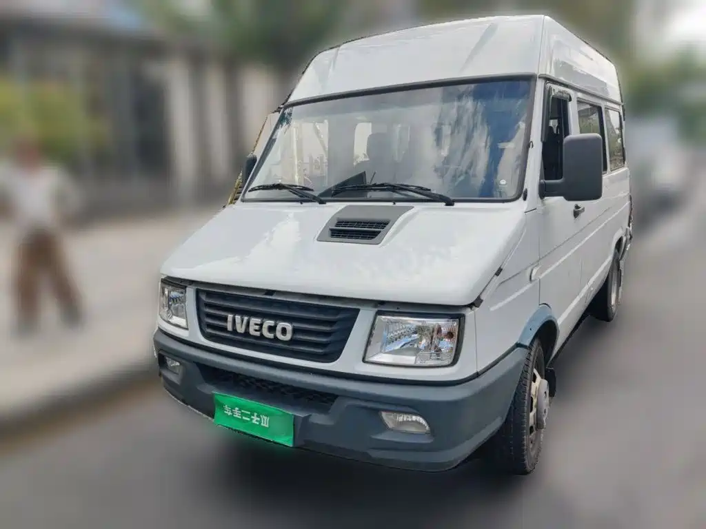 Iveco Daily 2020 2020 Model 2.5T A35 Bus Dual-Tire Medium Roof 5-9 Seats with Side Sliding Door China V
