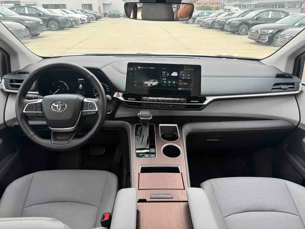 Фото 9 - Toyota Sienna