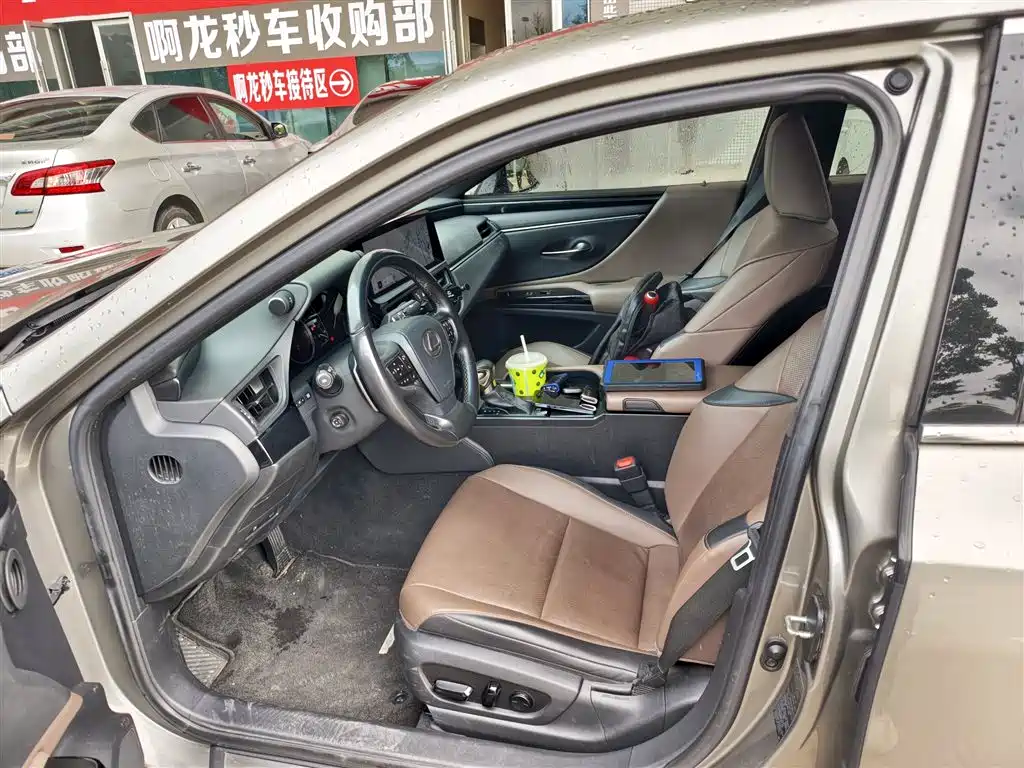 Photo 3 - Lexus ES