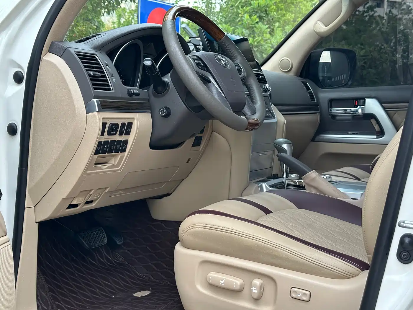 Toyota Land Cruiser 2012 4.6L Automatic VX-R фото 9