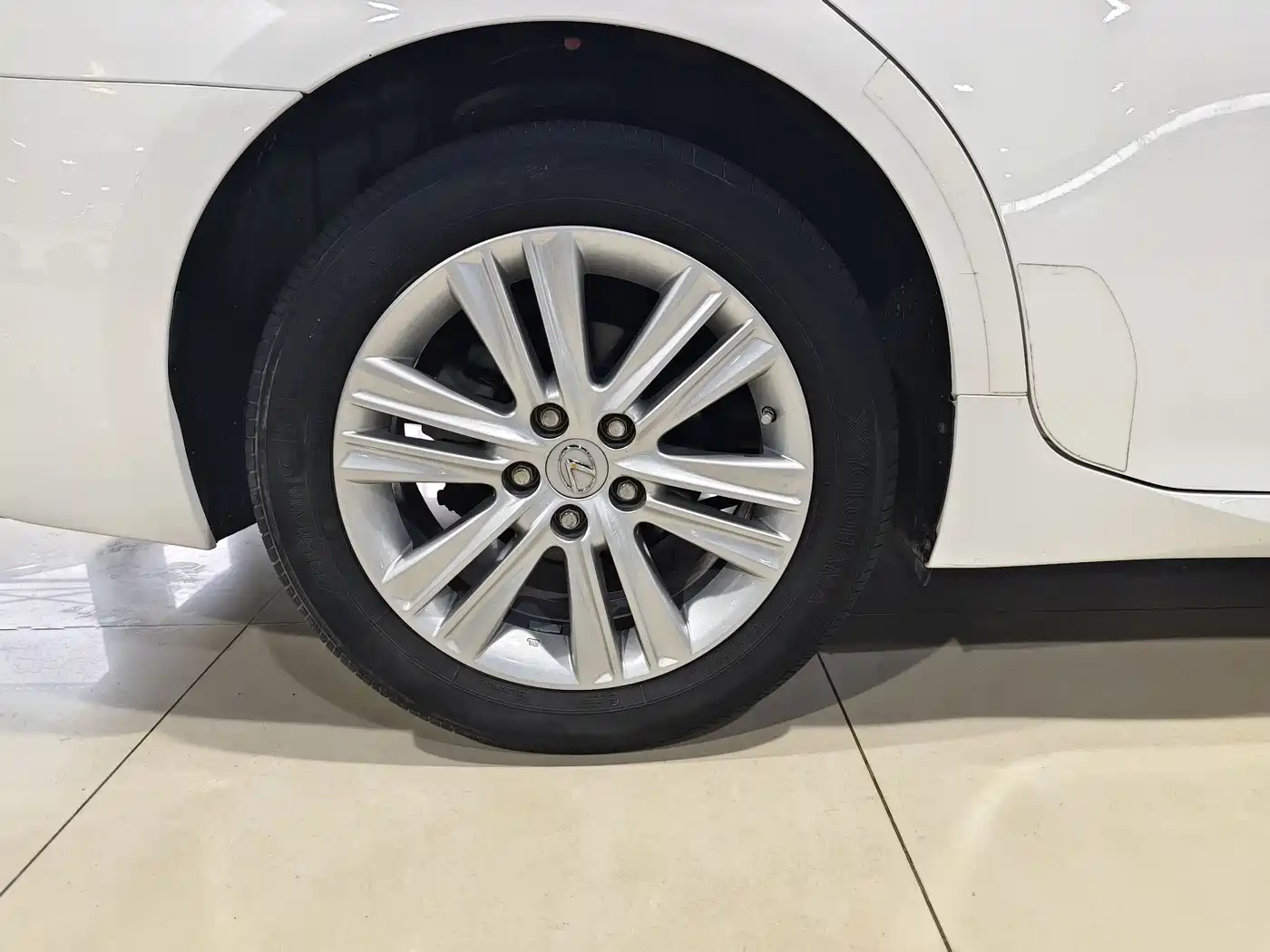 Фото 6 - Lexus ES