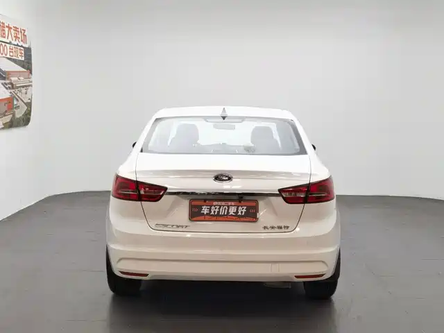 Ford Escort 2015 1.5L Automatic Fashion — фото 4