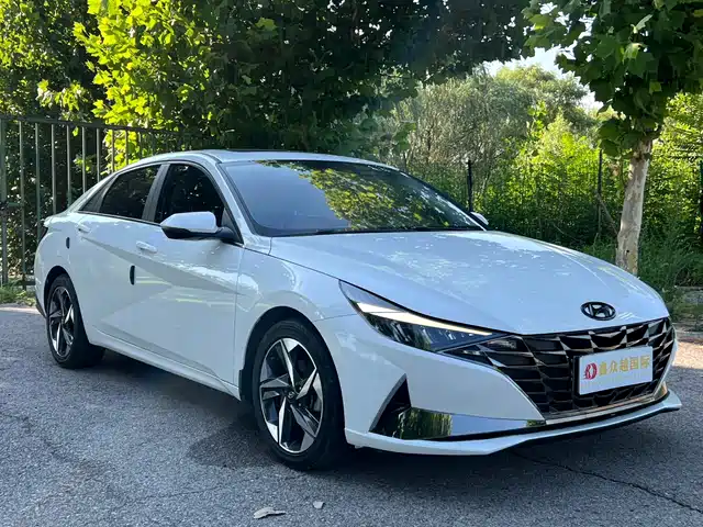 Hyundai Elantra 2022 1.5L CVT LUX Premium Edition — фото 3