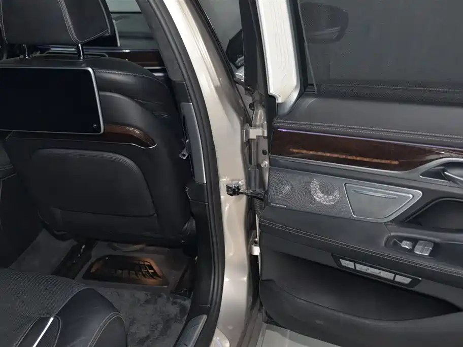 BMW 7 Series 2016 750Li xDrive 4-Seater фото 15