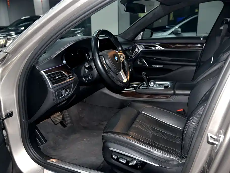 BMW 7 Series 2016 750Li xDrive 4-Seater фото 6